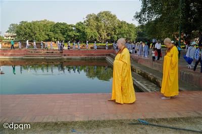Figure 20: Thiền hành quanh hồ nước tại Lâm Tỳ Ni