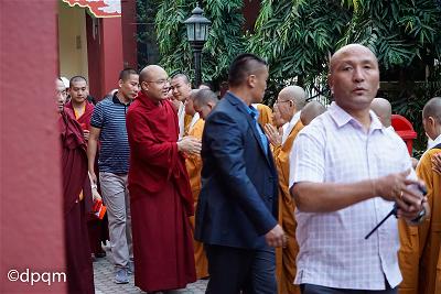 Figure 75: Ngài Karmapa thăm hỏi Tăng Ni