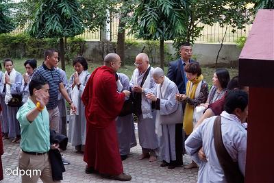 Figure 76: Ngài Karmapa bắt tay từng người